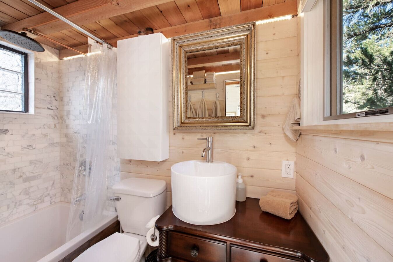 Ducha y bañera combinadas, secador de pelo y toallas
