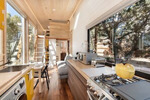 Fridge, microwave, oven, stovetop - Modern Tiny Home, 25 Min to Skiing, 3 Min to Shops (Basalt)
