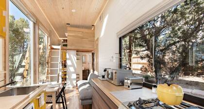 Modern Tiny Home, 25 Min to Skiing, 3 Min to Shops