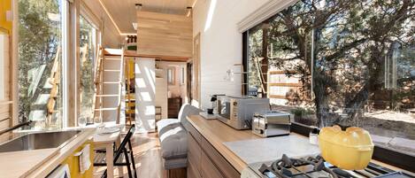 Jääkaappi, mikroaaltouuni, uuni, liesi