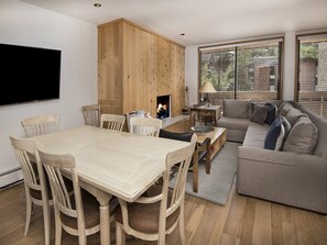 Ferienhaus | Wohnzimmer | Fernseher, Kamin