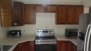 Frigorífico, microondas, horno y placa de cocina