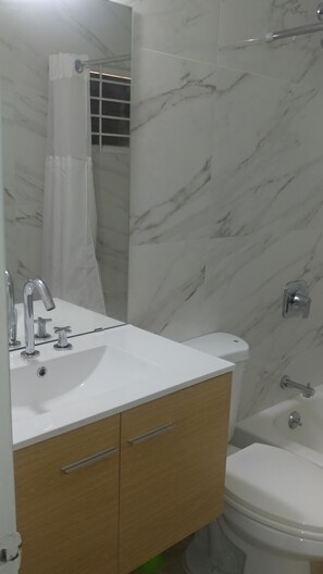 Ducha y bañera combinadas, secador de pelo, toallas y jabón