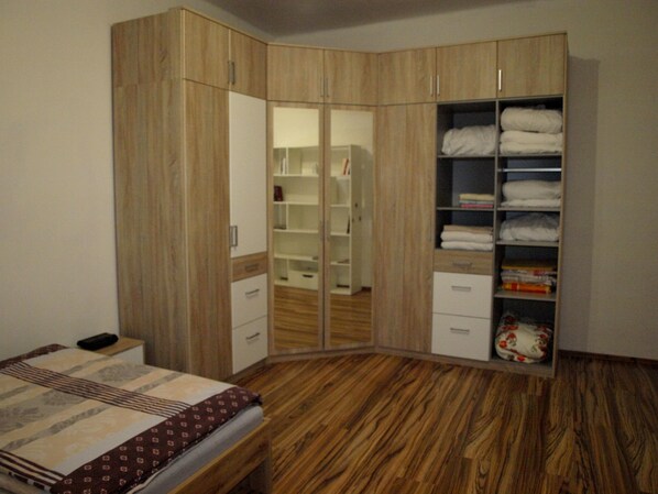 2 Schlafzimmer, Zimmersafe, BĂŒgeleisen/BĂŒgelbrett, WLAN