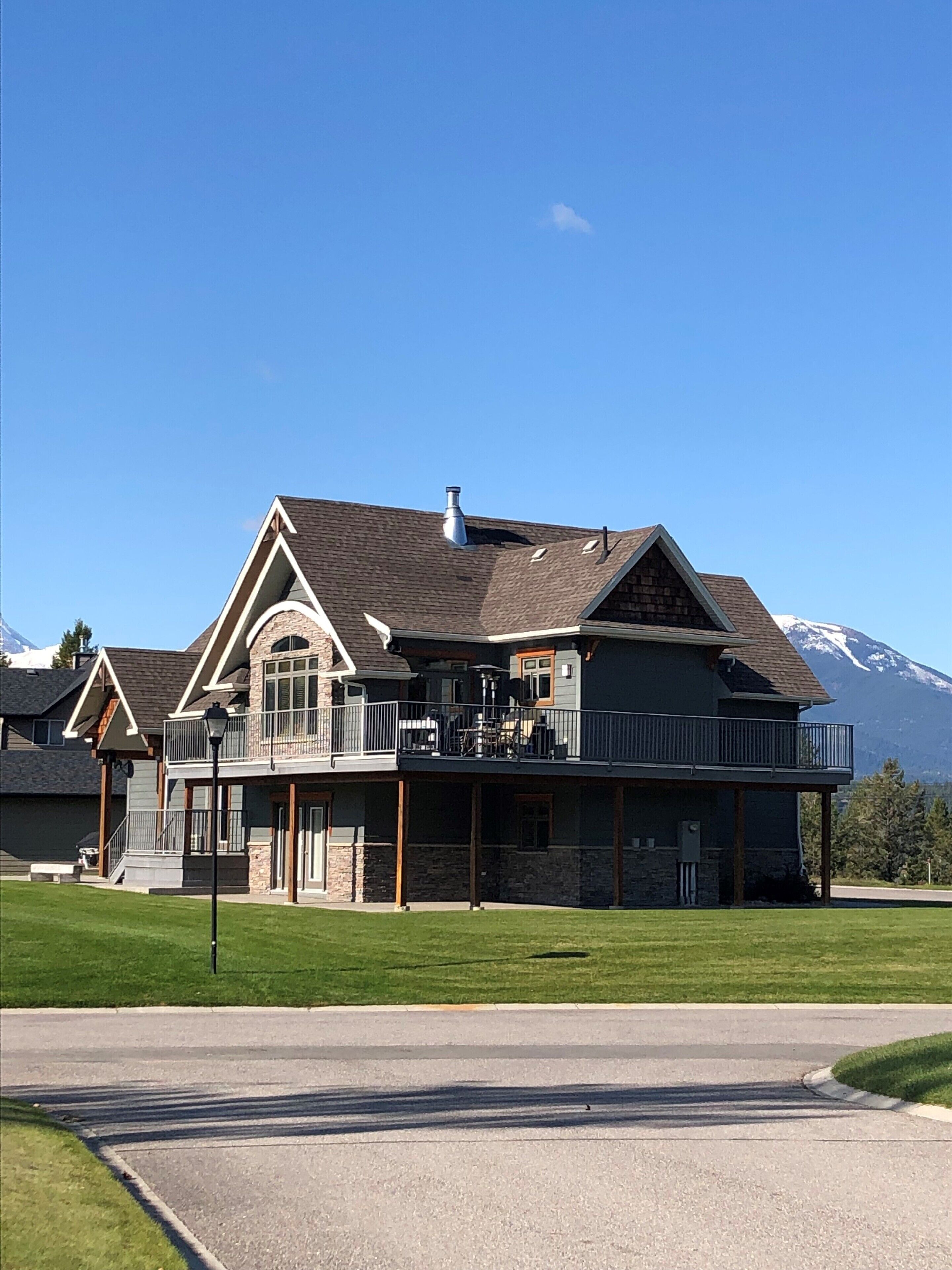 Stunning Year Round Mountain Views