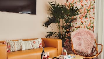The Rose Suite | ๊ฑฐ์ค ๊ณต๊ฐ | ์ผ์ด๋ธ ์ฑ๋ ์์ฒญ์ด ๊ฐ๋ฅํ 40์ธ์น LCD TV, TV