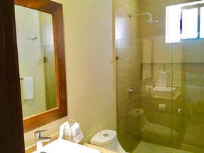 Regadera, toallas, papel de baño 