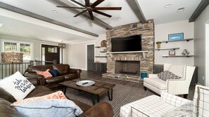 Smart-TV, Kamin, Tischfußball, Tischtennisplatte