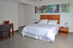Apartemen Eksekutif | Seprai premium, selimut bulu angsa, brankas, dan tirai kedap cahaya