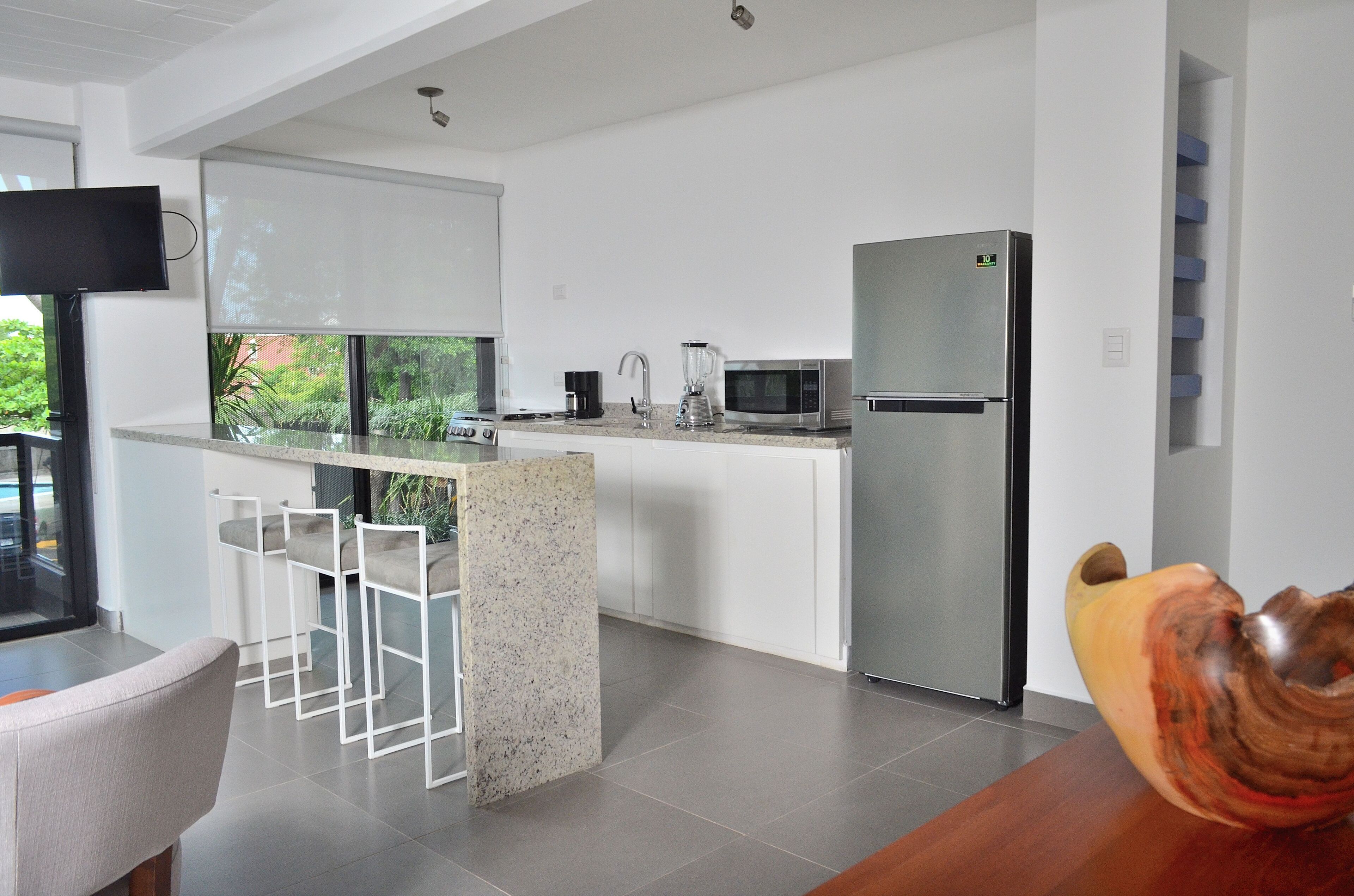 microwave, blender, cookware/dishes/utensils