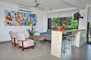 En 45-tommers Flatskjerm-TV med kabel-kanaler samt TV