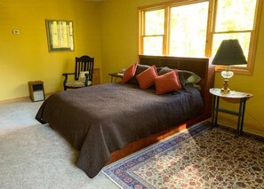 5 bedrooms, desk, iron/ironing board, travel cot