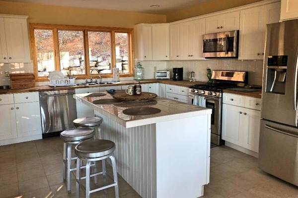 Geladeira, micro-ondas, fogão, cooktop