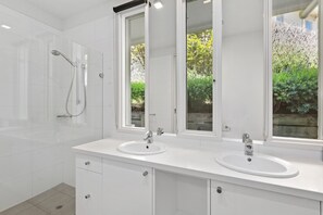 Douche, serviettes fournies