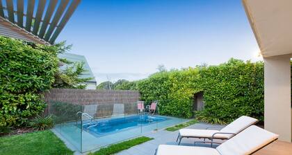 Sorrento, easy walk to beach and sailing club, with swim spa (sleeps 10)