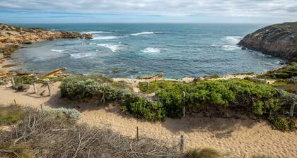 Sorrento, easy walk to beach and sailing club, with swim spa (sleeps 10)