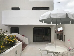 Outdoor dining - Sea View Duplex Penthouse (Lot. Joao Batista Juliao)