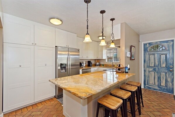 Jääkaappi, mikroaaltouuni, uuni, liesi