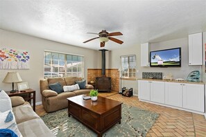 Älytelevisio, takka, videopelejä, pöytäjalkapallopöytä