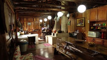 Casarão Família | Cozinha privada | Geladeira, micro-ondas, fogão, liquidificador