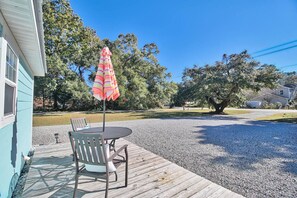 Outdoor dining - Sunnyside Inlet Cottage (Murrells Inlet)