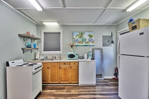 Fridge, microwave, oven, stovetop - Sunnyside Inlet Cottage (Murrells Inlet)