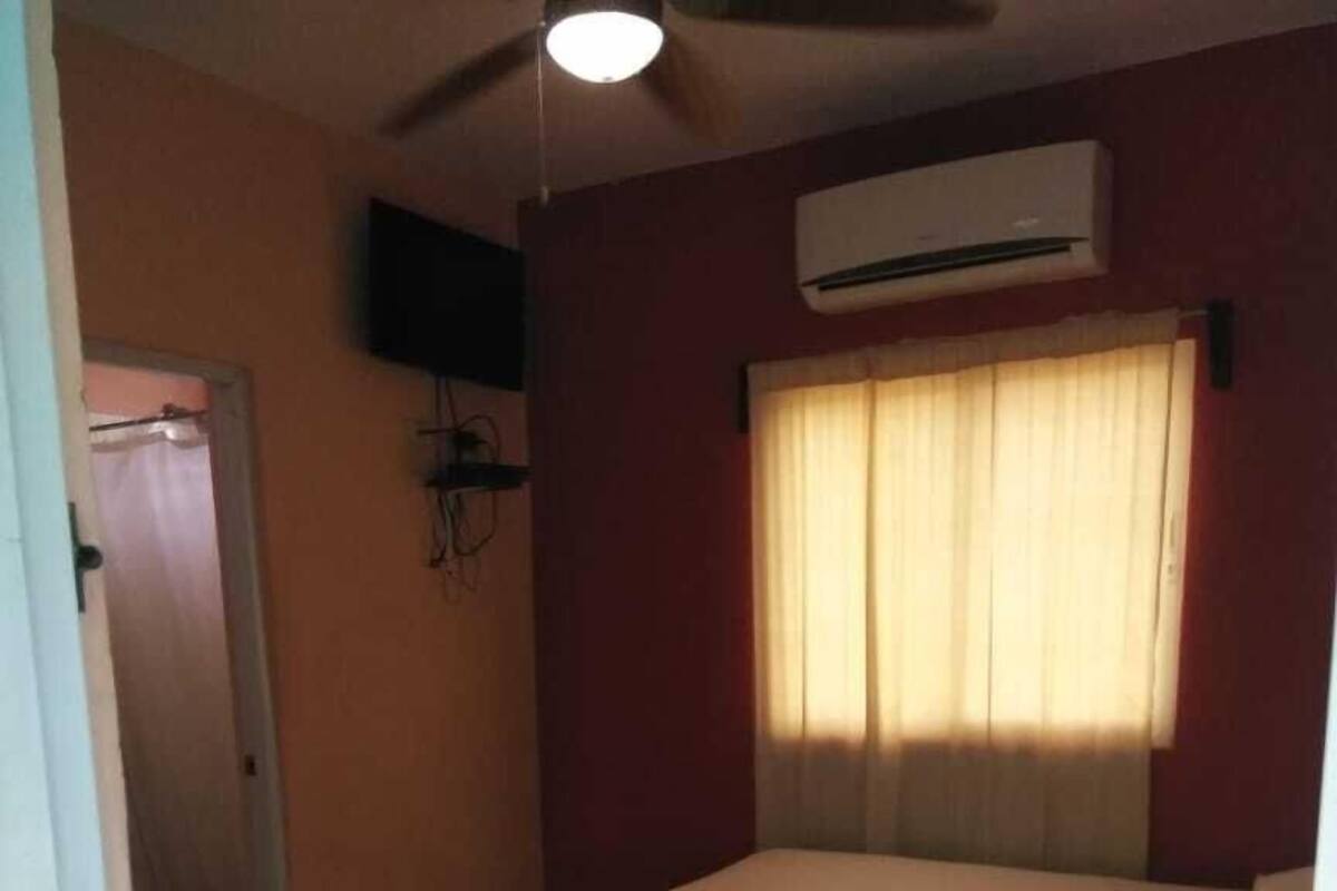 Habitación doble económica | Wifi gratis, decoración personalizada y muebles diferentes