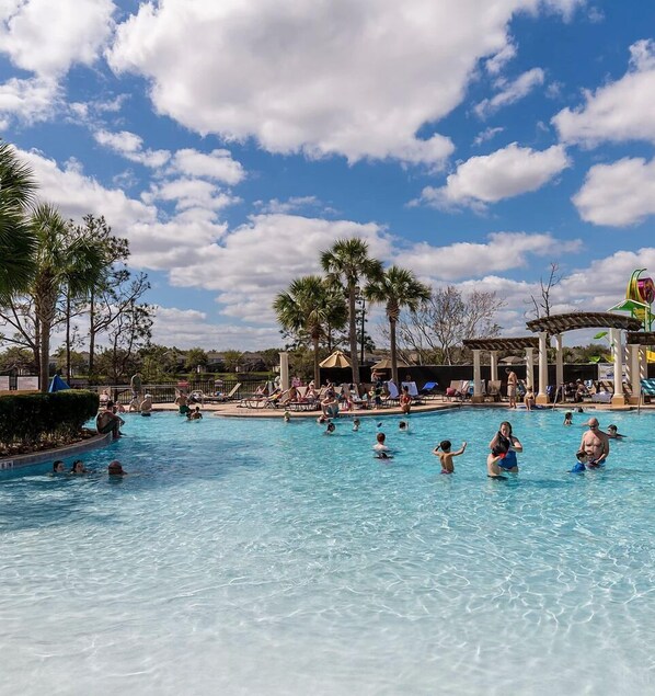 Alberca al aire libre y alberca climatizada