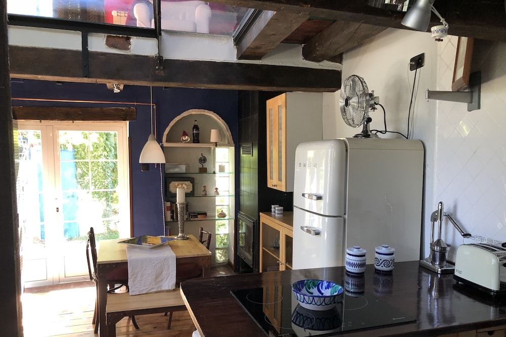 Casa Rural De Añil, garden + porch + wifi + netflix. In the center of the province
