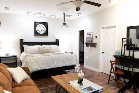 1 bedroom. Grapevine,Private, FastWiFi,KingTempurpedic