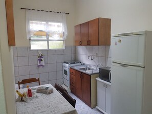 Fridge, microwave, oven, stovetop - Apartment with Sea View Ap2 (Florianópolis)