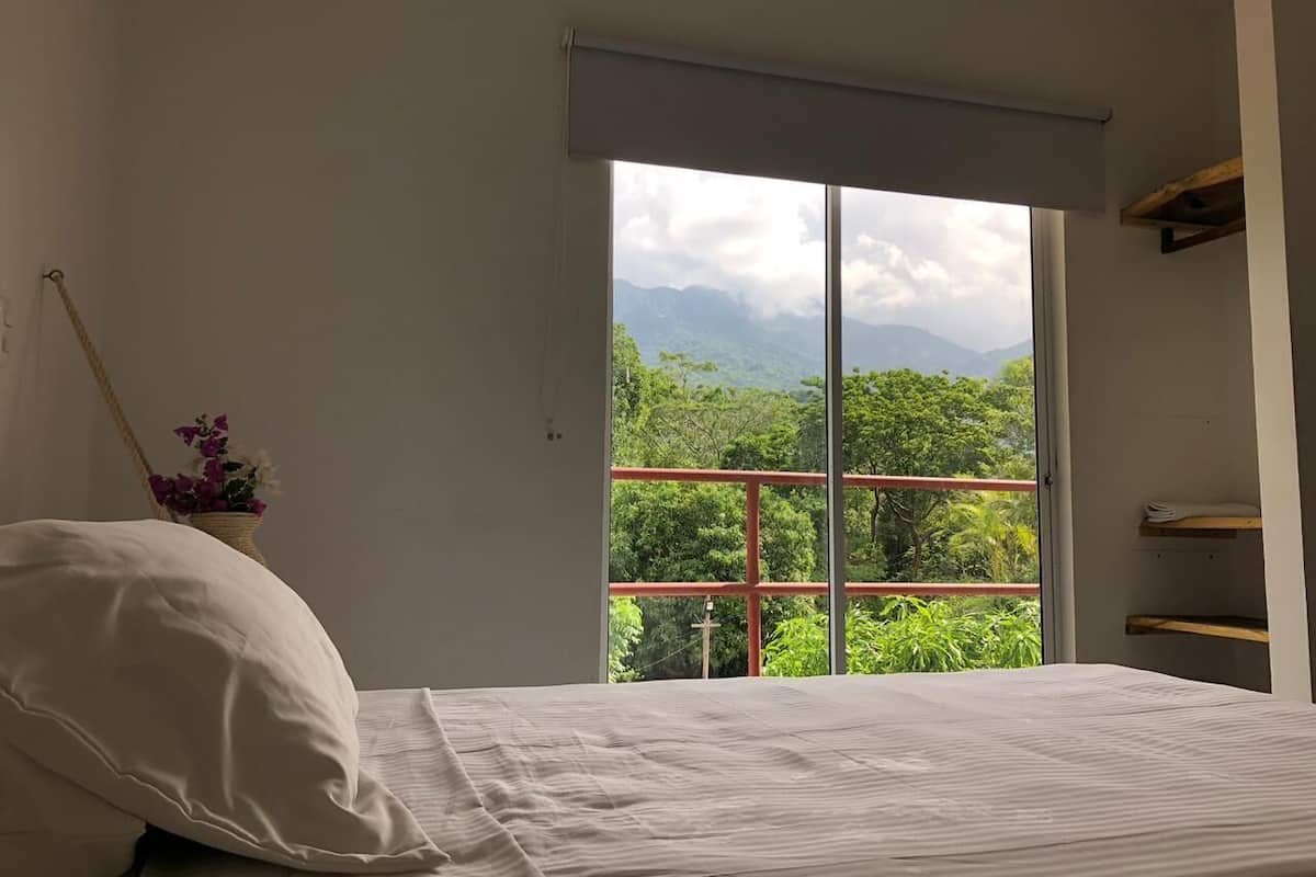Habitación doble | Cortinas blackout, wifi gratis y ropa de cama