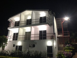 Fachada de la propiedad por la tarde o noche