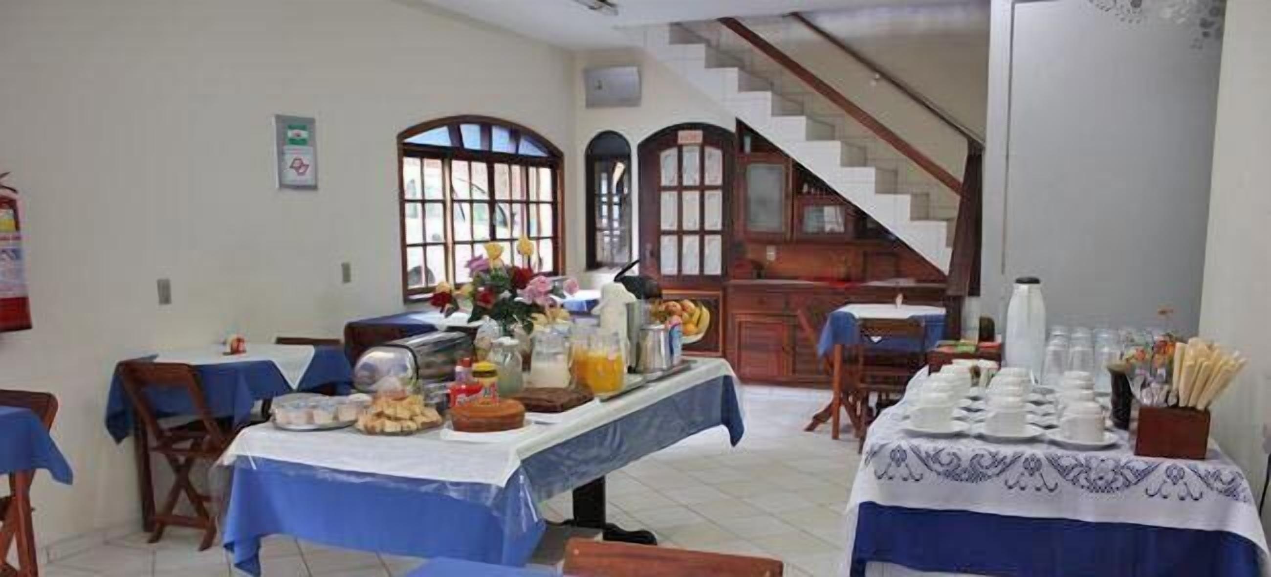 Café da manhã com buffet grátis todos os dias