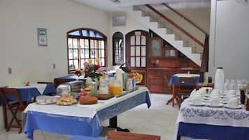 Café da manhã com buffet grátis todos os dias