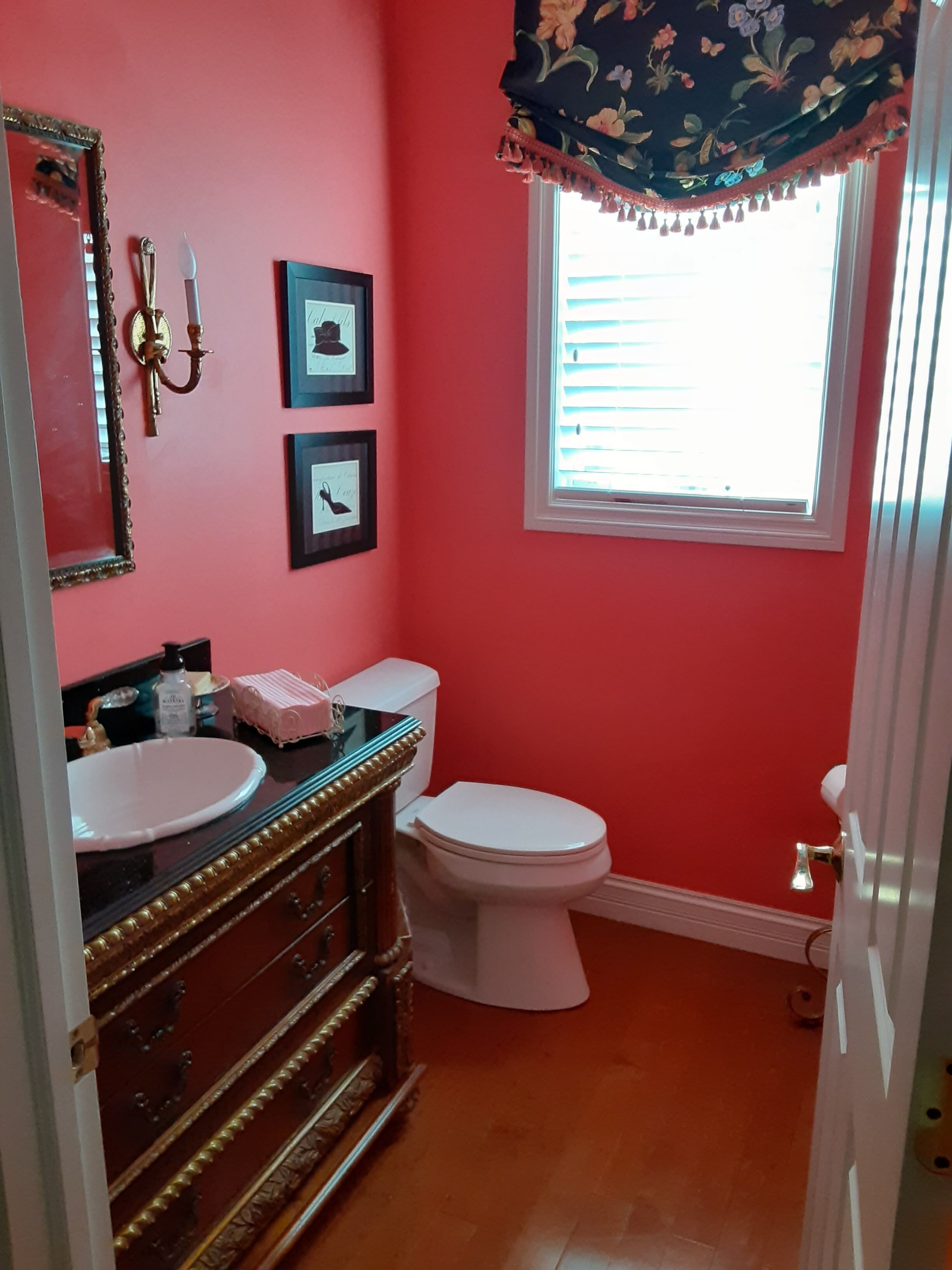 3,200SF Home/ 3.5 Bathrooms-3 Showers/Wrap Around Porch/Walk to Town/Beach