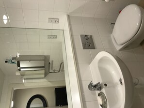 Secador de cabelo, toalhas de banho, sabonete, shampoo