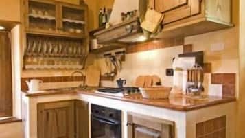 Frigorifero con congelatore, microonde, piano cottura, seggiolone