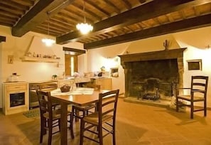 Full-sized fridge, microwave, stovetop, high chair - Borgo del Sole Agriturismo (San Romano in Garfagnana)