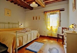 Down duvets, individually decorated, individually furnished, desk - Borgo del Sole Agriturismo (San Romano in Garfagnana)