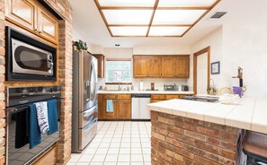 Frigorifero, microonde, forno, piano cottura