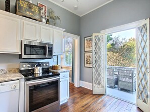 Frigorifero, microonde, forno, piano cottura