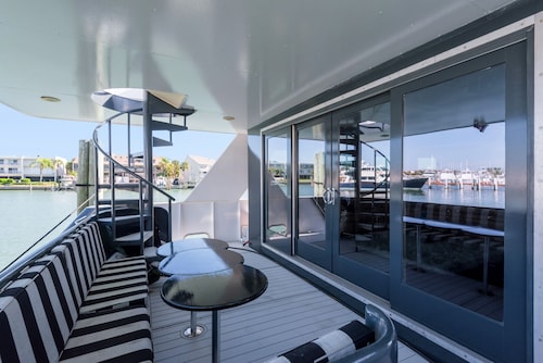 84” YACHT, KING BEDS,MASSAGES,CHEF,KAYAKS,SUP,PRIVATE CHARTERS AVAILABLE DATES