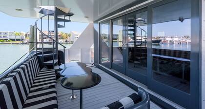 84” YACHT, KING BEDS,MASSAGES,CHEF,KAYAKS,SUP,PRIVATE CHARTERS AVAILABLE DATES