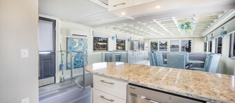 84’YACHT, DEEP SPRING DISCOUNTS,KING BEDS,MASSAGES,CHEF,KAYAKS,SUP