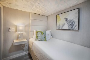 4 bedrooms, iron/ironing board, free WiFi, bed sheets - 84’YACHT, DEEP FALL DISCOUNTS,KING BEDS,MASSAGES,CHEF,KAYAKS,SUP (South Pasadena)