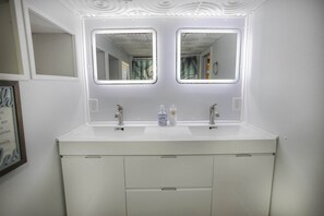 Combined shower/bathtub, hair dryer, towels, soap - 84’YACHT, DEEP FALL DISCOUNTS,KING BEDS,MASSAGES,CHEF,KAYAKS,SUP (South Pasadena)