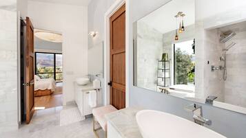 Bañera, secador de pelo, toallas, jabón