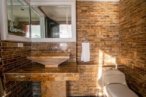 Combined shower/tub, towels, shampoo