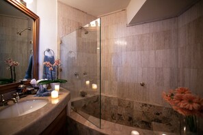 Ensemble douche/baignoire, sèche-cheveux, serviettes fournies, savon